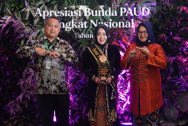 Bupati Ikfina Terima Penghargaan Apresiasi Bunda PAUD Tingkat Nasional Tahun 2023