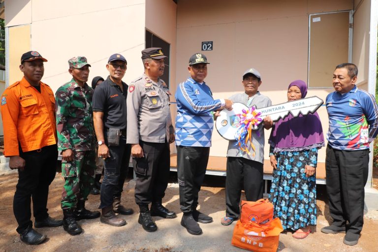 Sigap Atasi Bencana Tanah Gerak, Pj Bupati Jombang Serahkan Kunci 12 Unit Huntara