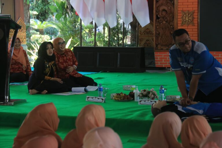 Bupati Mojokerto Buka Pelatihan Basic Life Support (BLS) untuk Dharma Wanita Persatuan