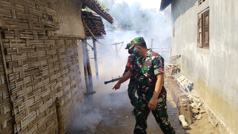 Basmi Sarang Nyamuk, Koramil Kutorejo Bareng Puskesmas Fogging Pemukiman Warga