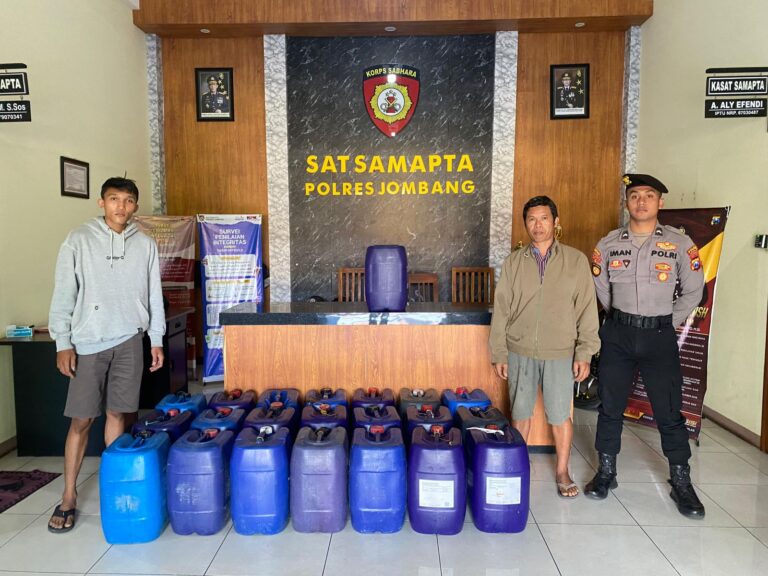 Polisi di Jombang Gagalkan Pengiriman 22 Jerigen Tuak Asal Tuban