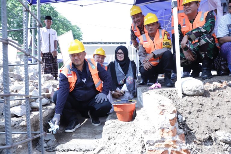 Pj Bupati Jombang Melakukan Peletakan Batu Pertama Pembangunan Kantor Desa Jombang