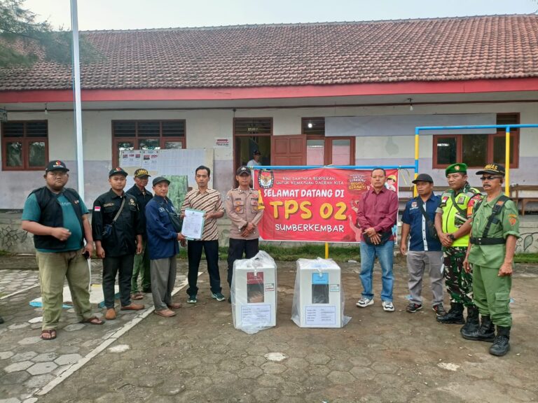 Koramil 0815/16 Pacet Kerahkan Babinsa Bareng Polsek Kawal Distribusi Logistik Pilkada Ke TPS