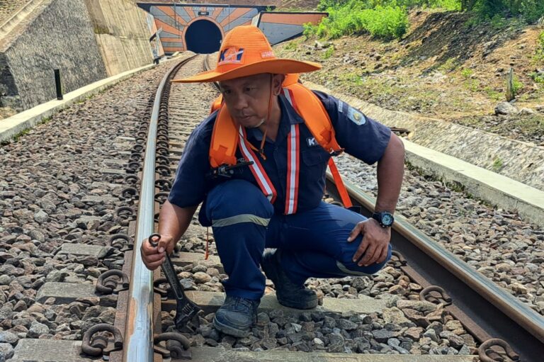 Peran Petugas Pemeriksa Jalur Rel Pastikan Keselamatan dan Keamanan Perjalanan KA Di Wilayah Daop 8