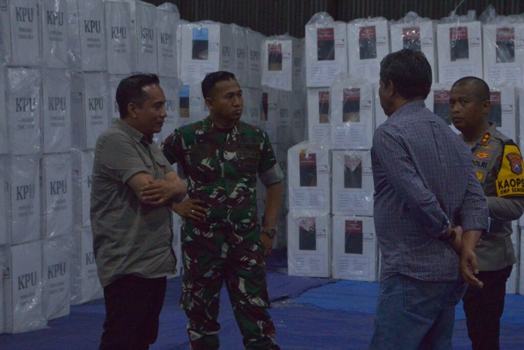 Dandim 0815/Mojokerto Bersama Kapolres Pantau Proses Pengembalian Logistik di KPU