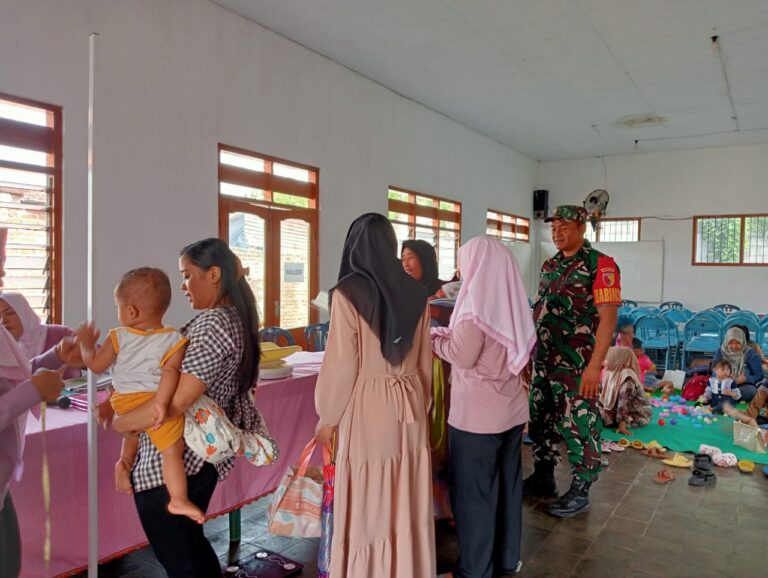 Konsistensi Babinsa Pohkecik Dampingi Posyandu Tingkatkan Pelayanan Kesehatan Masyarakat