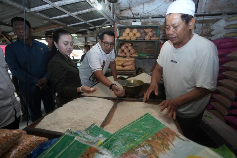 Pastikan Ketersediaan Bahan Pangan, Pj Wali Kota Mojokerto Sidak Pasar Tanjung Anyar