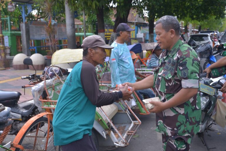 Tebar Kebaikan Jum’at Berkah, Kodim 0815/Mojokerto Salurkan Sedekah Prajurit Sasar Abang Becak & Kaum Dhuafa