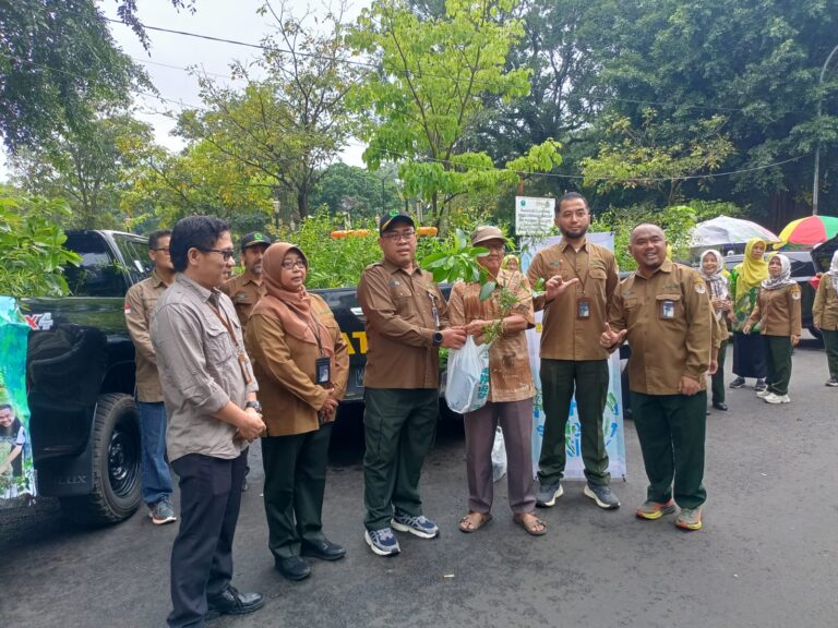 Perhutani Bagikan 2025 Bibit di Malang Raya; Sedekah Oksigen Awali Tahun 2025 Dengan Penghijauan