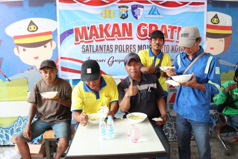 Program Cangkrukan Mahameru Lantas Polres Mojokerto Kota: Berbagi Makanan Gratis pada Masyarakat