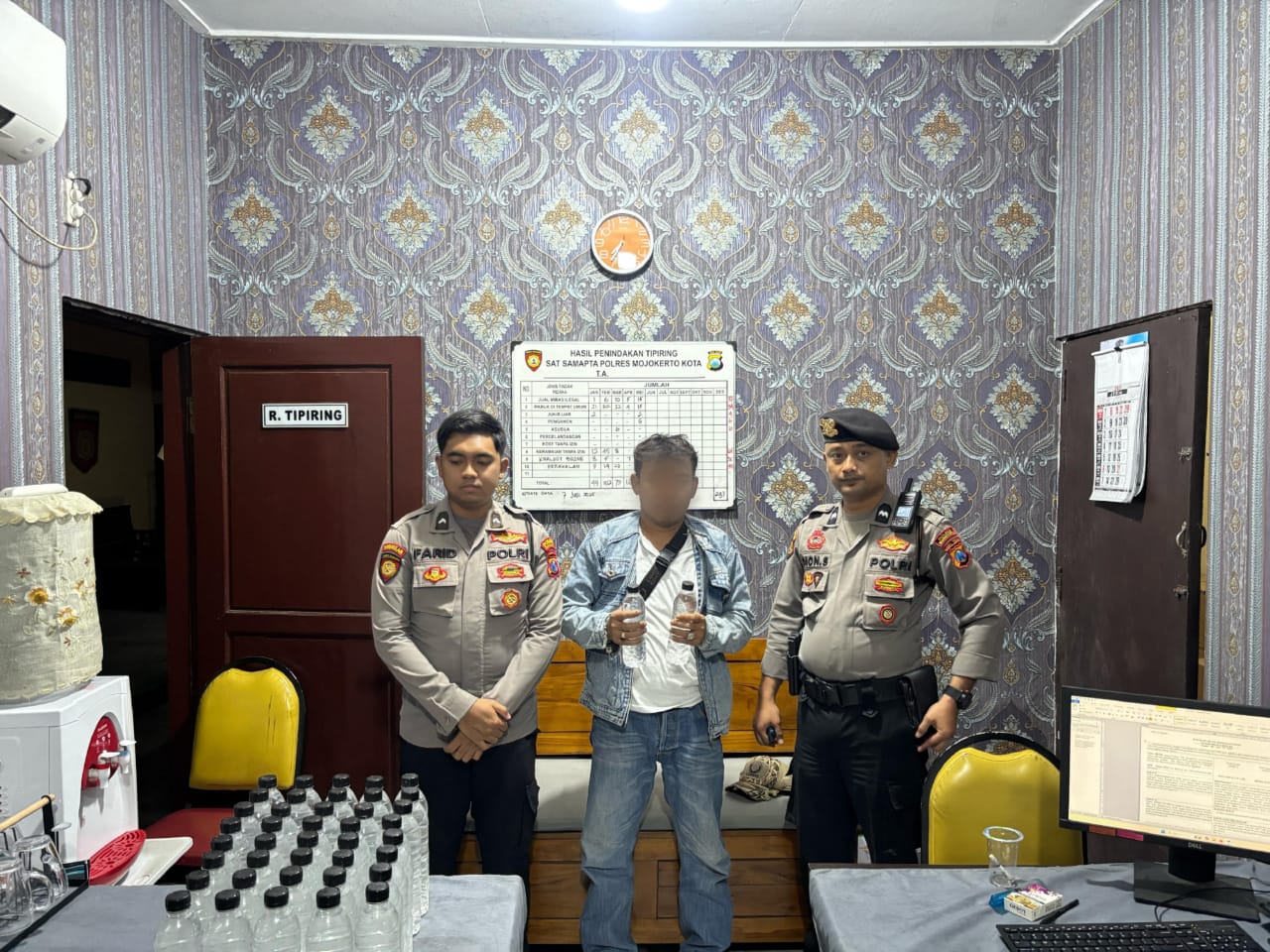 Polres Mojokerto Kota Gerebek Penjual Miras Ilegal di Pulorejo, 50 Botol Arak Bali Diamankan