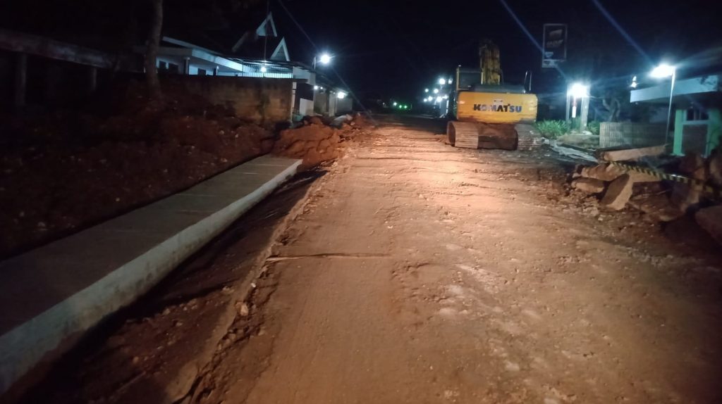 Minim Rambu dan Penerangan, Pengendara Motor Nyemplung Galian Proyek Jalan Nasional di Malang