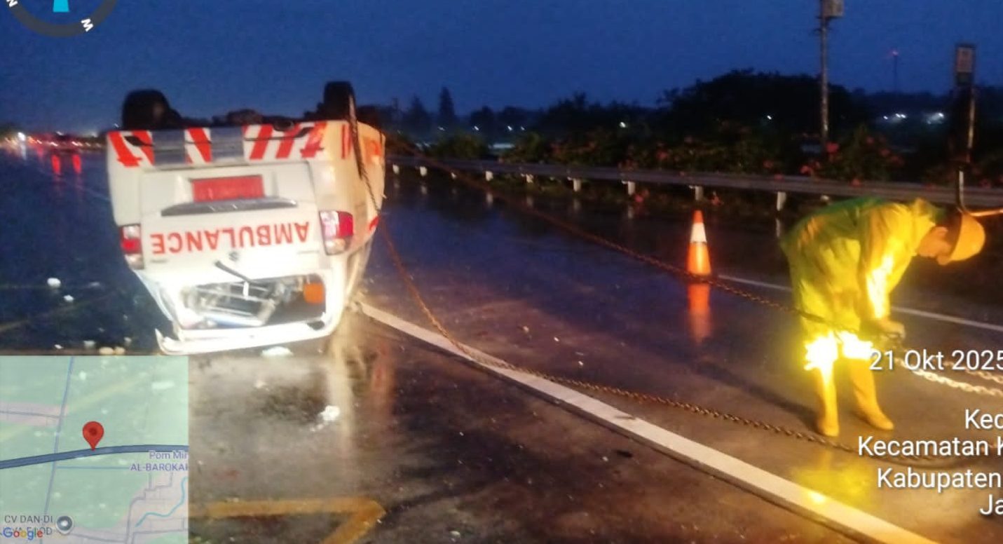 Ambulans Terguling di Tol Jombang–Mojokerto Saat Hujan, Lima Penumpang Luka Ringan
