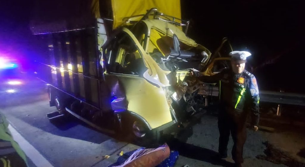 Truk Buah Hantam Kontainer di Tol Jombang-Mojokerto KM 686    
