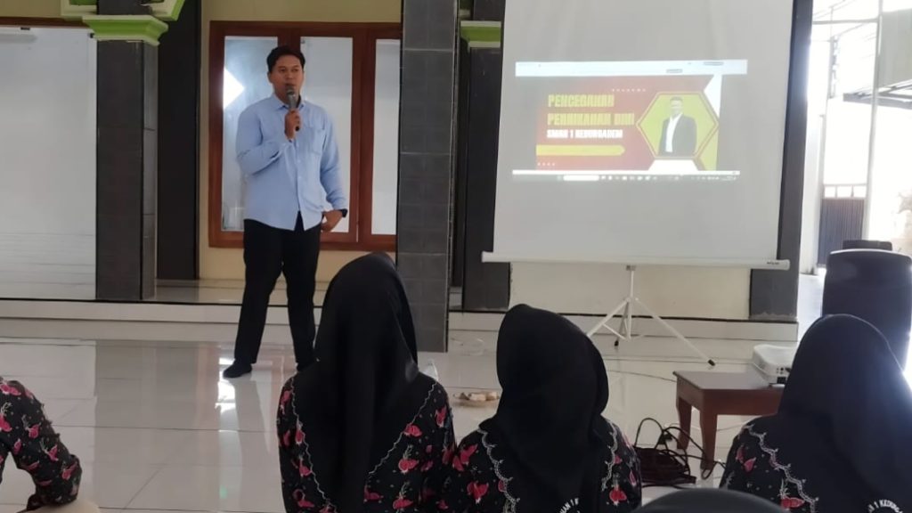 Cegah Nikah Muda di Zona Rawan, Mahasiswa UNUGIRI Bojonegoro Dampingi Siswa SMA Kedungadem