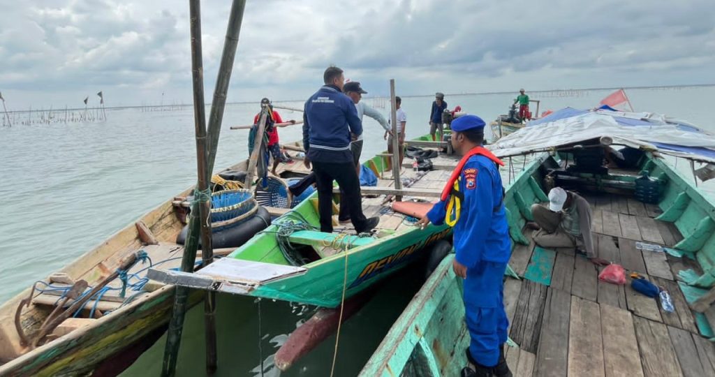 Cegah Konflik Antarnelayan, Satpolairud dan Dinas Perikanan Gresik Bongkar Dua Rumpon di Perairan Utara