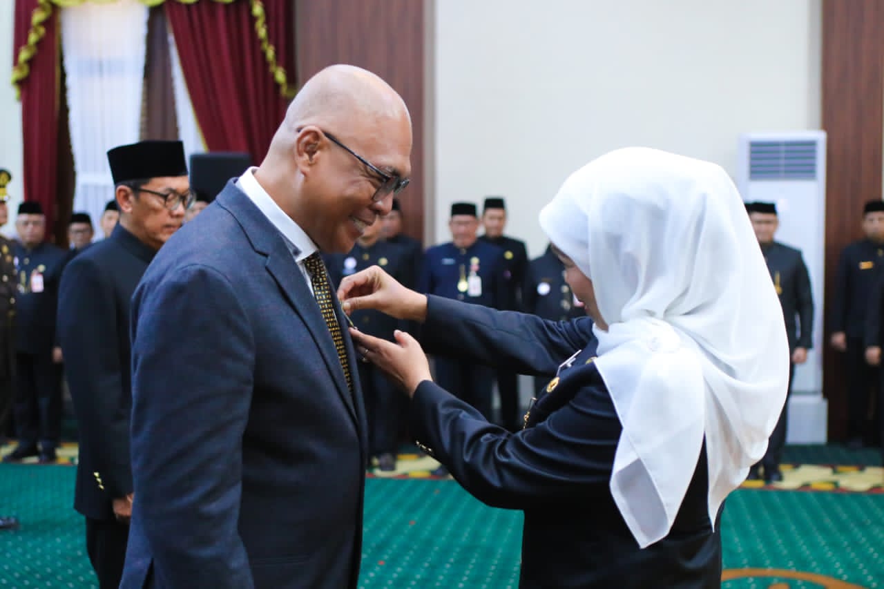 Cak Munir Raih Lencana Kehormatan “Jer Basuki Mawa Beya” dari Gubernur Jawa Timur