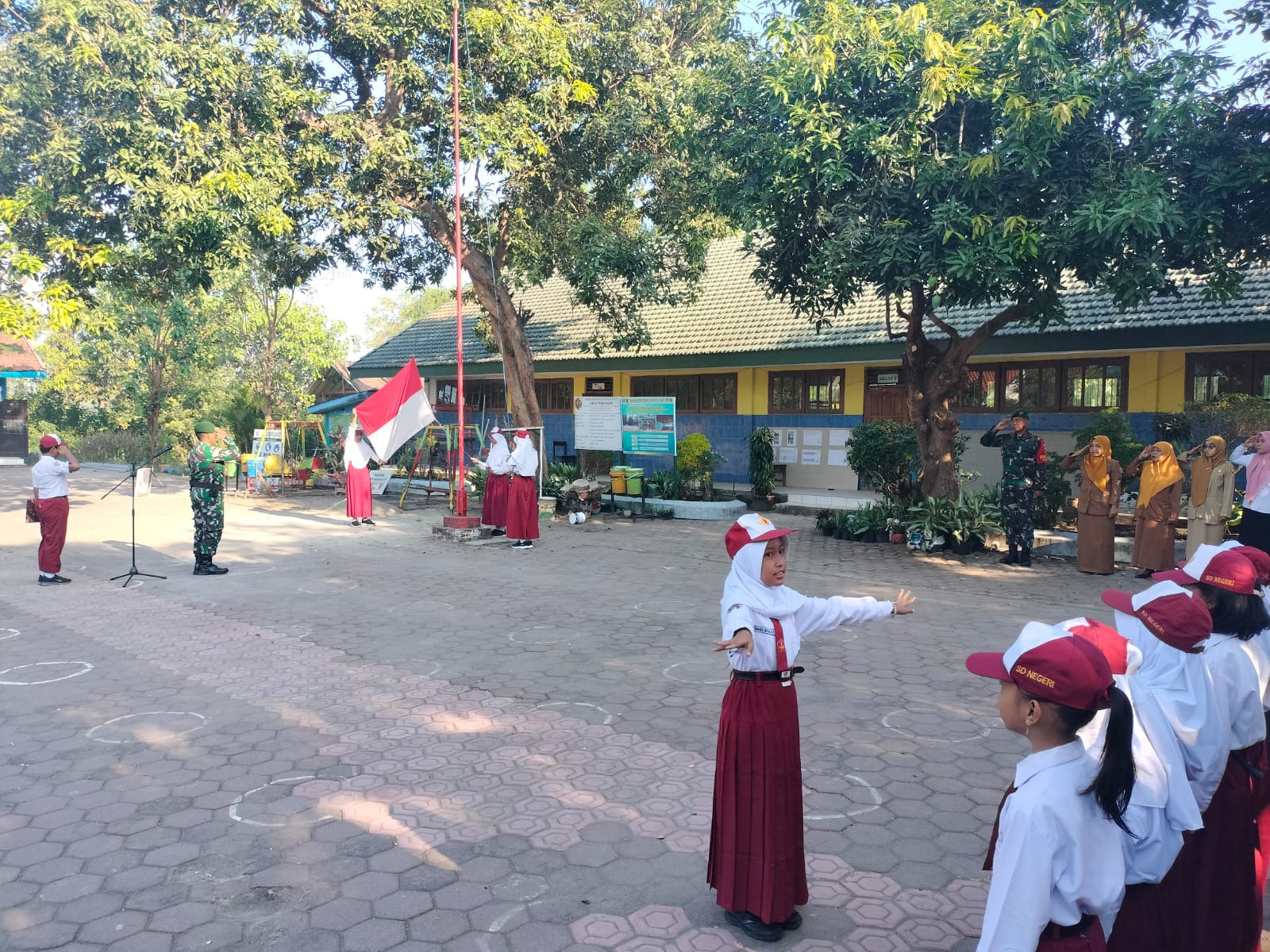 Satgas TMMD Kodim 0815 Mojokerto Tanamkan Semangat Kebangsaan kepada Siswa SDN Sumbertanggul 2