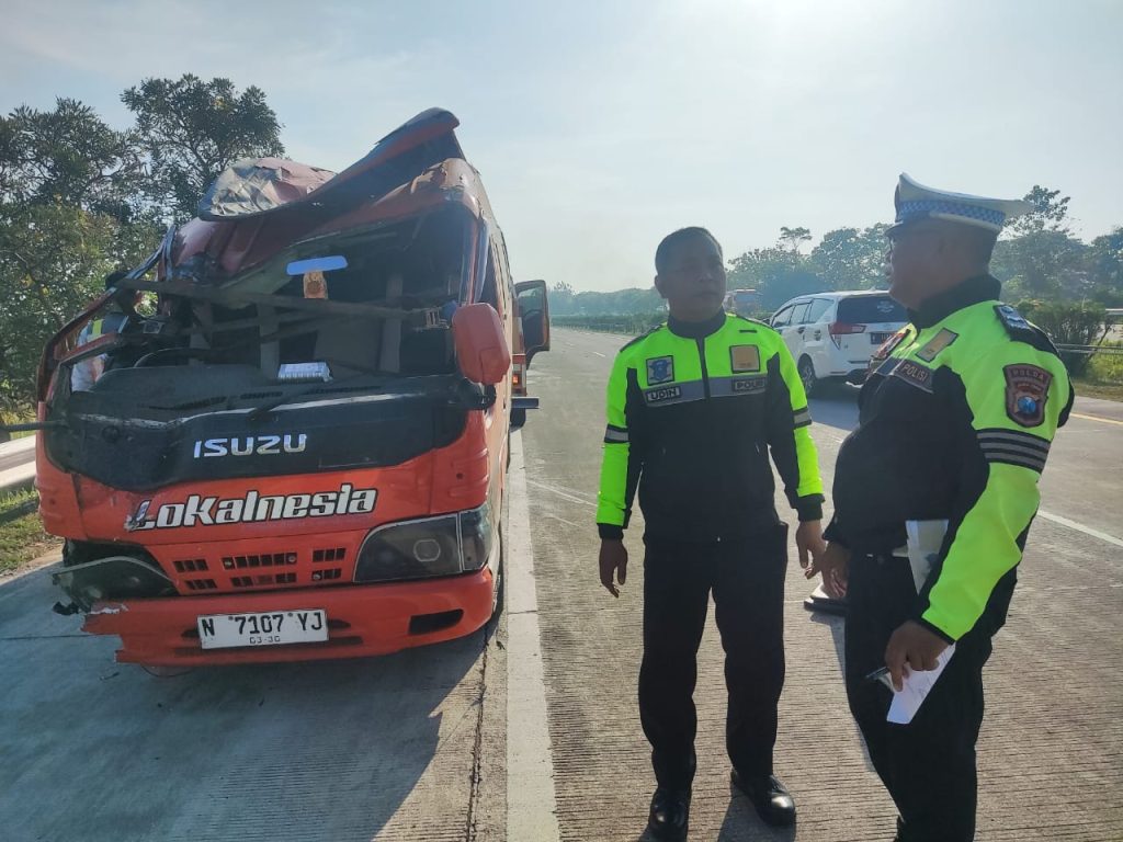 Elf Rombongan Asal Madura Terguling di Tol Jombang–Mojokerto, Belasan Penumpang Terluka