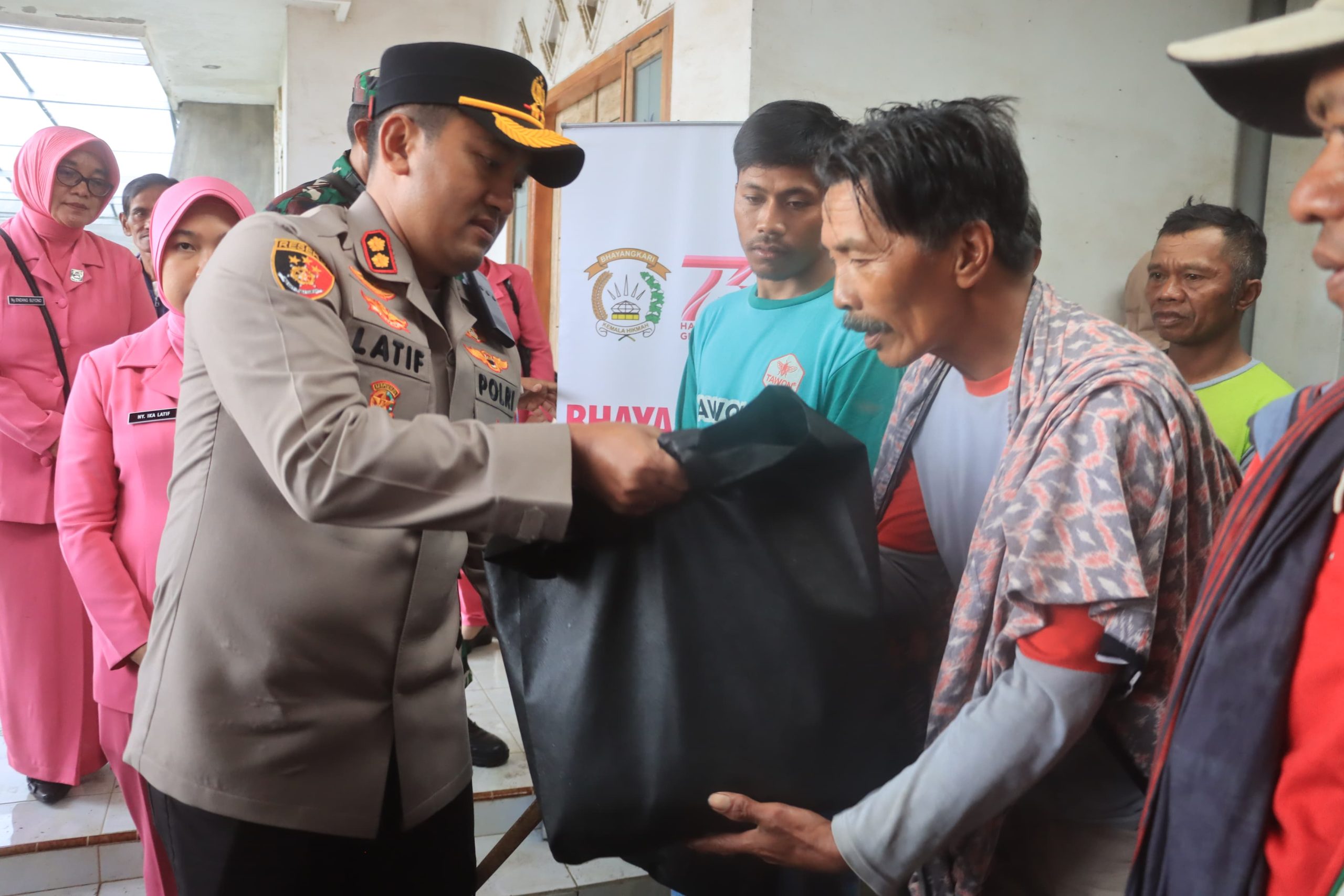 Puting Beliung Hantam 28 Rumah, Polres Probolinggo Bawa Bantuan dan Harapan Baru