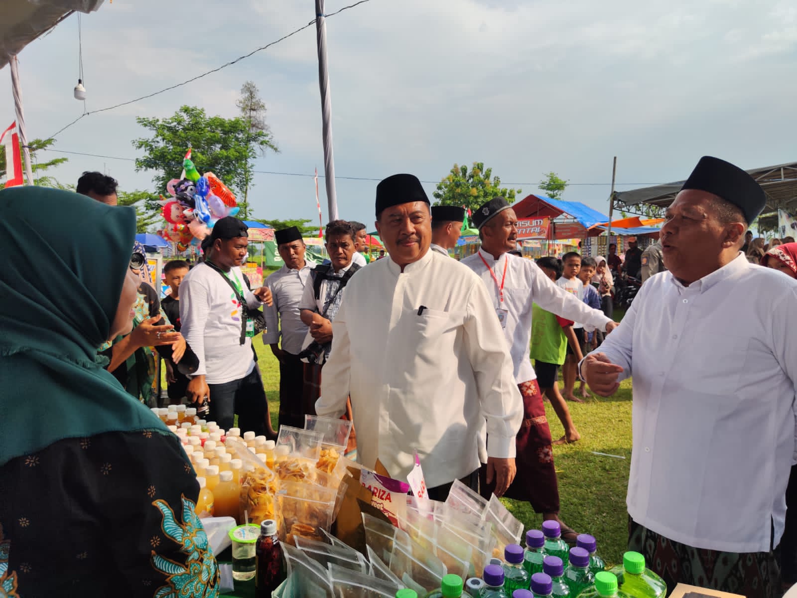 Tradisi Gunungan Hasil Bumi Jadi Magnet, Perayaan Hari Jadi Jombang di Perak Diwarnai Antusias Warga   