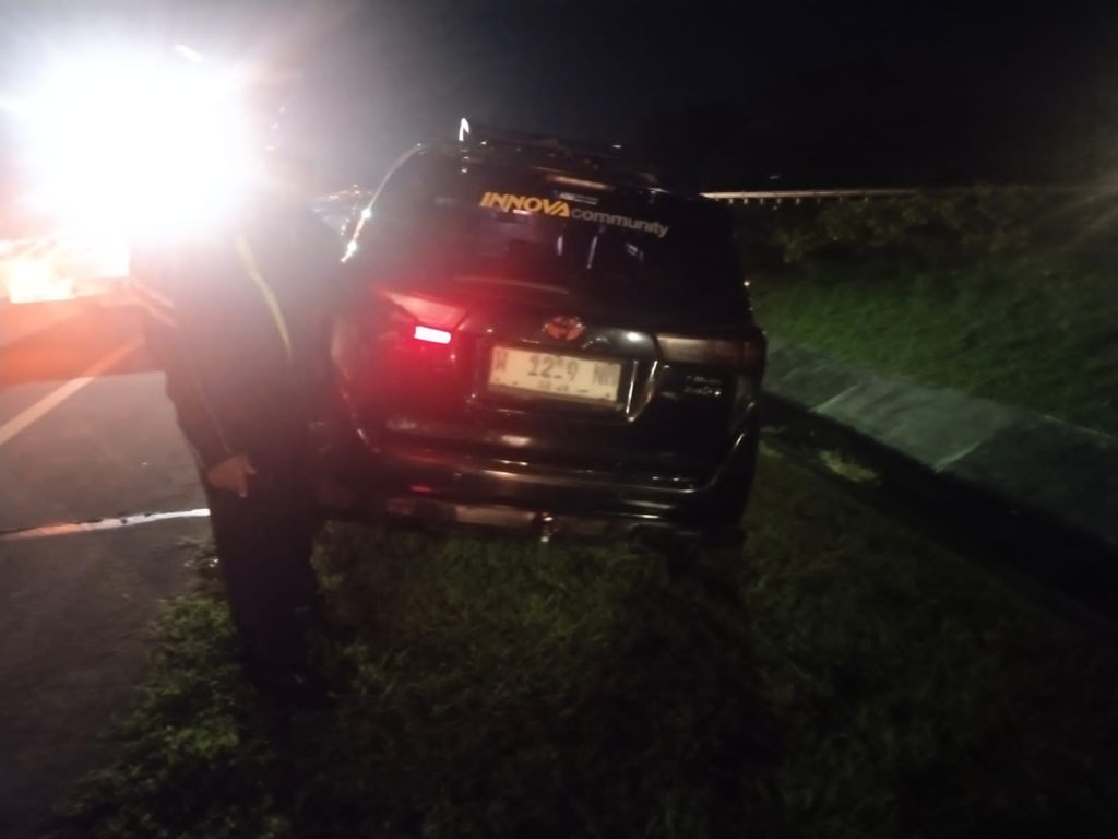 Innova Pecah Ban di Tol Jombang–Mojokerto, Terperosok ke Median Hingga Nyaris Terguling   