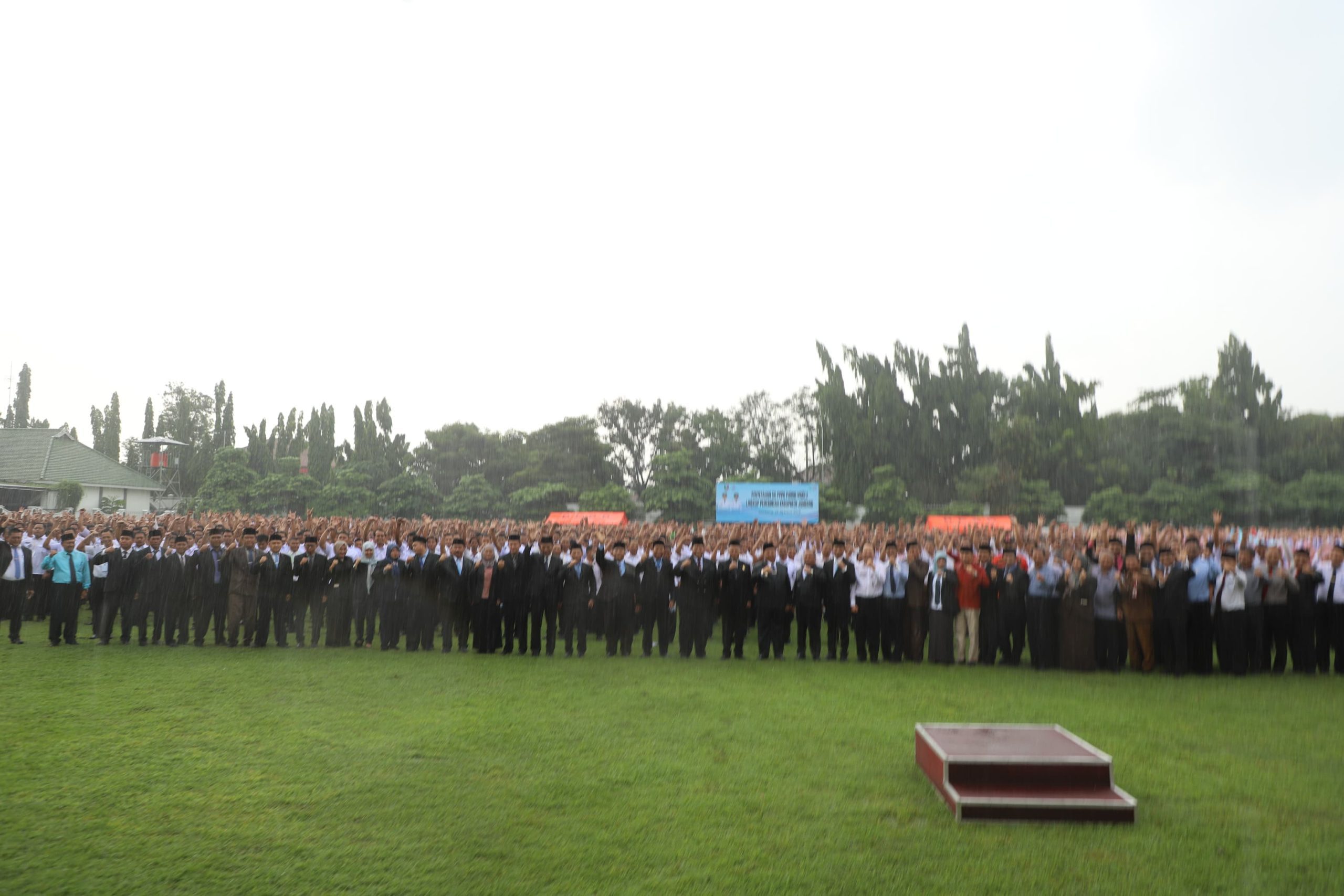 4.101 Pegawai Non-ASN Jombang Resmi Diangkat Jadi PPPK Paruh Waktu, Bupati Warsubi Turun di Tengah Hujan