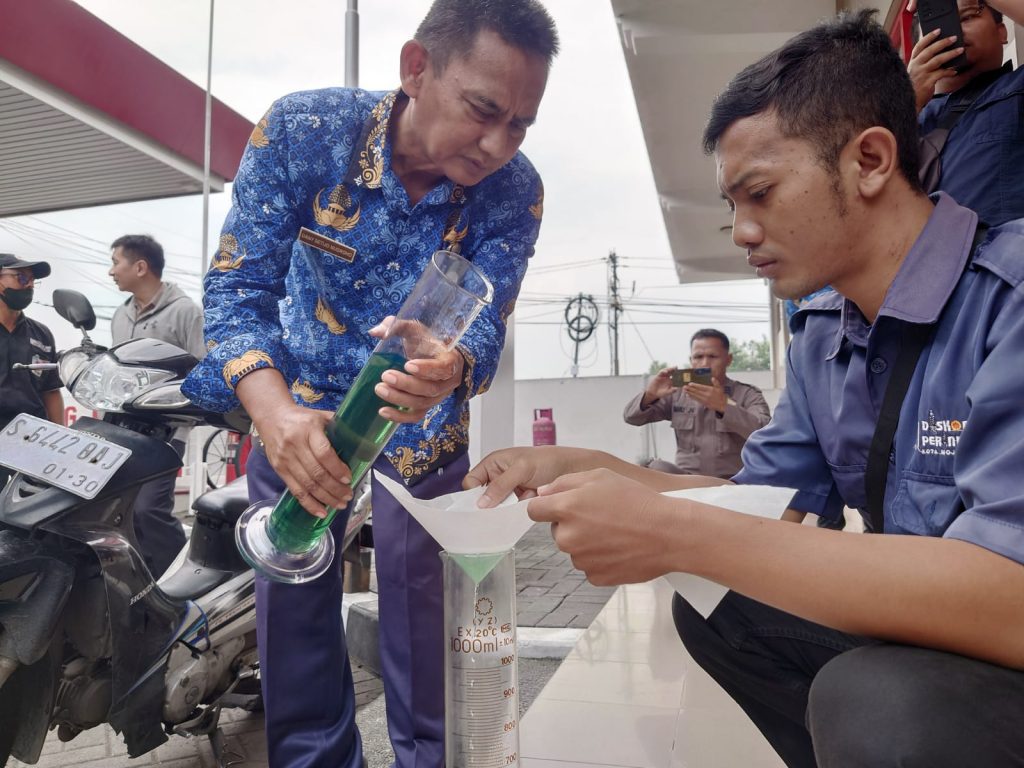 Tanggapi Keluhan Motor Brebet, Petugas Sidak SPBU di Kota Mojokerto