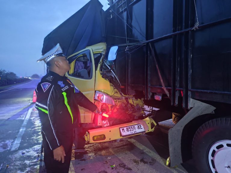 Pengemudi Mengantuk, Dua Truk Tabrakan di Tol Jombang–Mojokerto Dini Hari