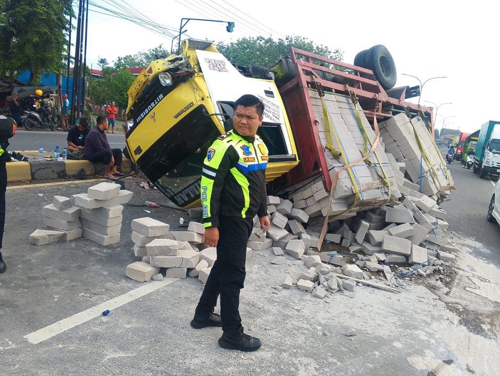 Truk Tronton Tabrak Truk Muat Bata Ringan dan Warung di Mojoagung, Jombang Tak Ada Korban Jiwa