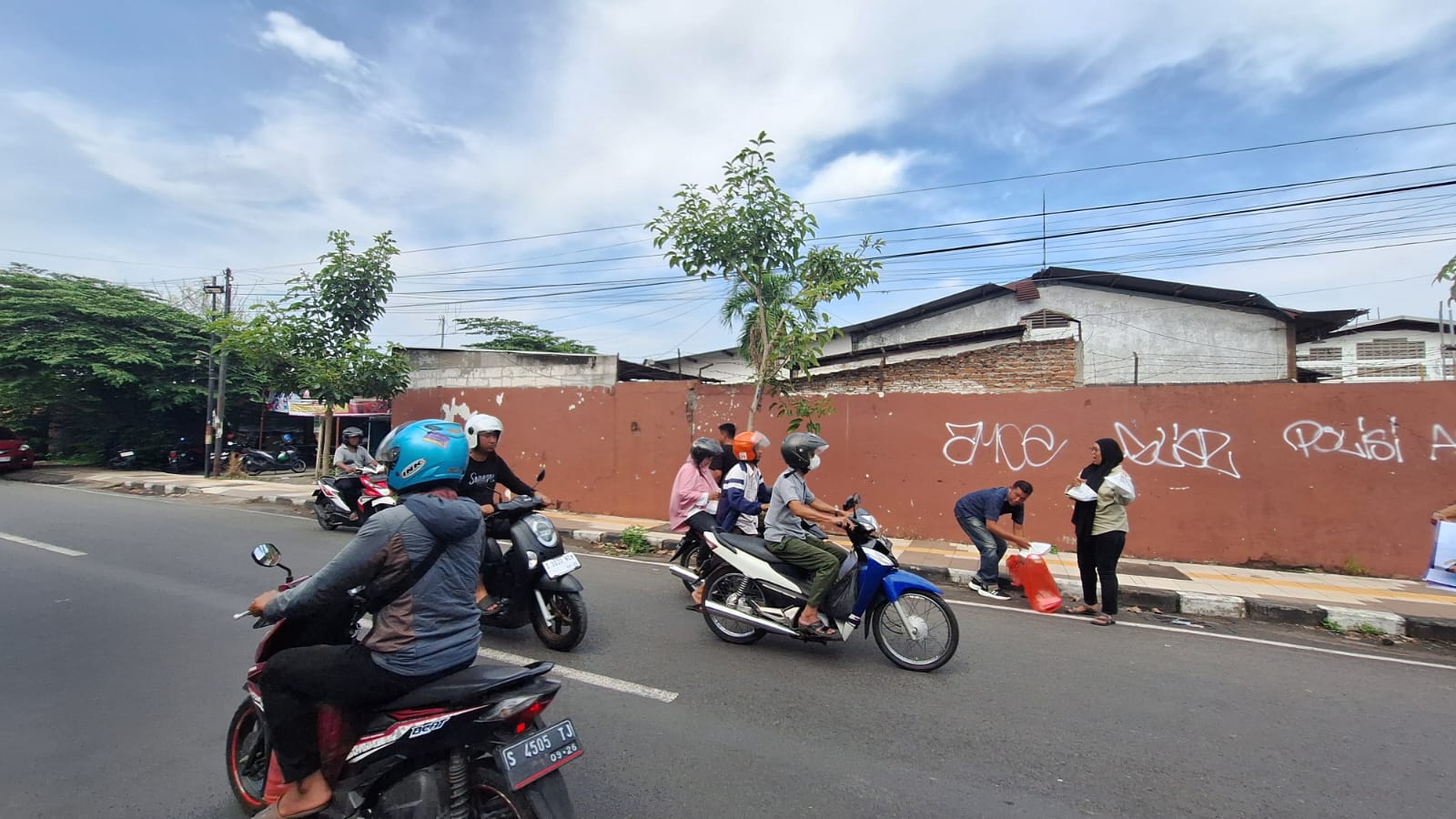 PWI Mojokerto Raya Tebar Kepedulian, Bagikan 100 Nasi Bungkus untuk Pengguna Jalan