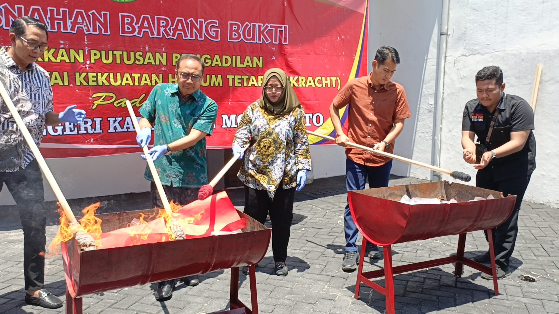 Kajari Mojokerto Ingatkan Disiplin Pegawai Saat Pimpin Pemusnahan Barang Bukti 114 Perkara