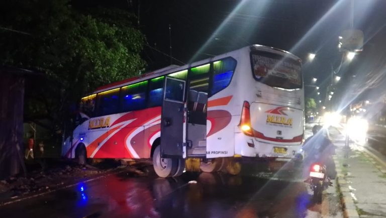 Bus PO Mira Alami Kecelakaan Tunggal di Mojoagung Jombang, Tak Ada Korban Jiwa