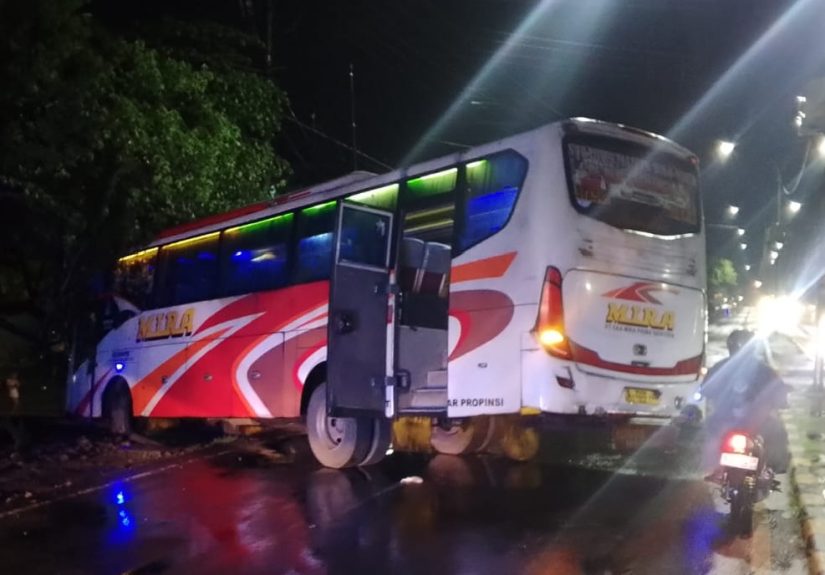 Bus PO Mira Alami Kecelakaan Tunggal di Mojoagung Jombang, Tak Ada Korban Jiwa
