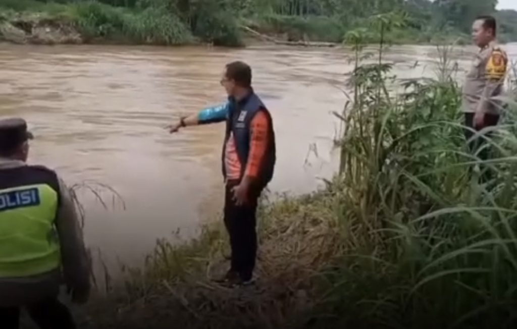 Lansia di Kediri Tercebur ke Sungai Brantas Saat Mengayuh Sepeda, Tim SAR Lakukan Pencarian