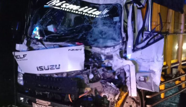 Truk Isuzu Hantam Truk Boks di Jombang, Satu Penumpang Tewas di Tempat