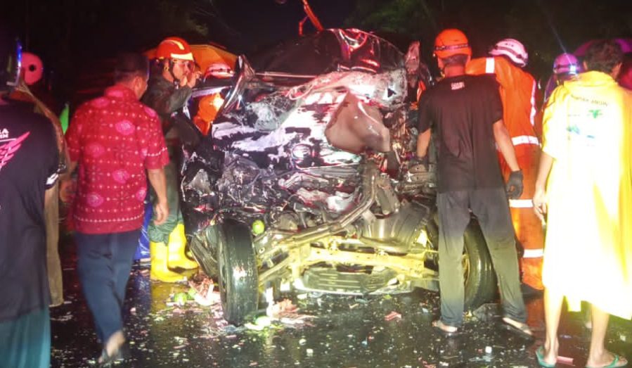 Daihatsu GrandMax Hantam Truk Trailer di Perak Jombang, Dua Orang Tewas di Lokasi