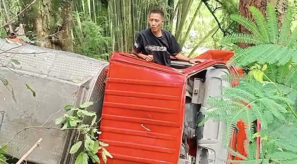 Truk Tangki Muatan 7,5 Ton Masuk Jurang di Pacet, Sopir Selamat dari Maut