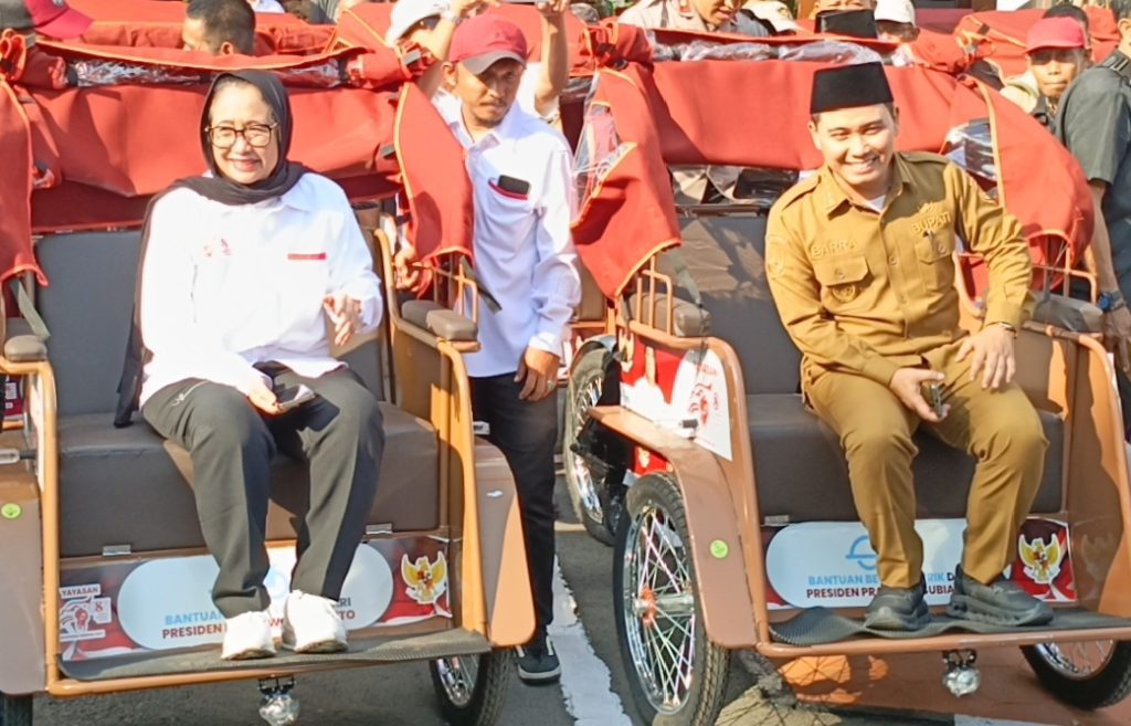 Presiden Prabowo Salurkan 100 Becak Listrik untuk Pembecak Lansia Mojokerto, Targetkan 1.200 Unit
