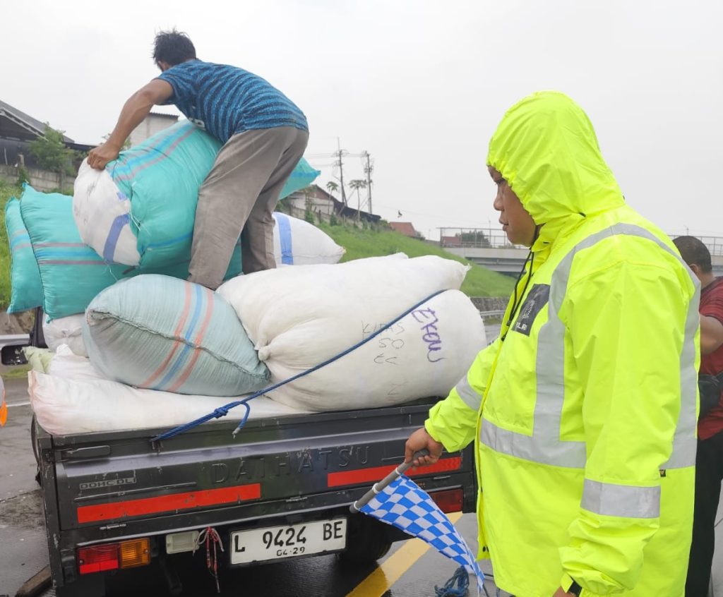 Akibat Aquaplaning Grandmax Pikap Terguling di Tol Surabaya–Mojokerto 
