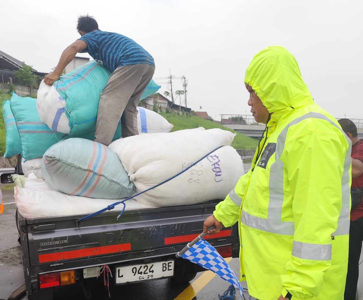 Akibat Aquaplaning Grandmax Pikap Terguling di Tol Surabaya–Mojokerto 
