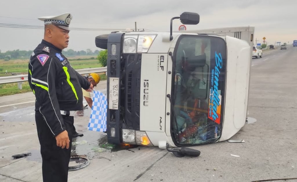 Truk Boks Terguling di Tol Jombang–Mojokerto, Pecah Ban Jadi Pemicu Utama