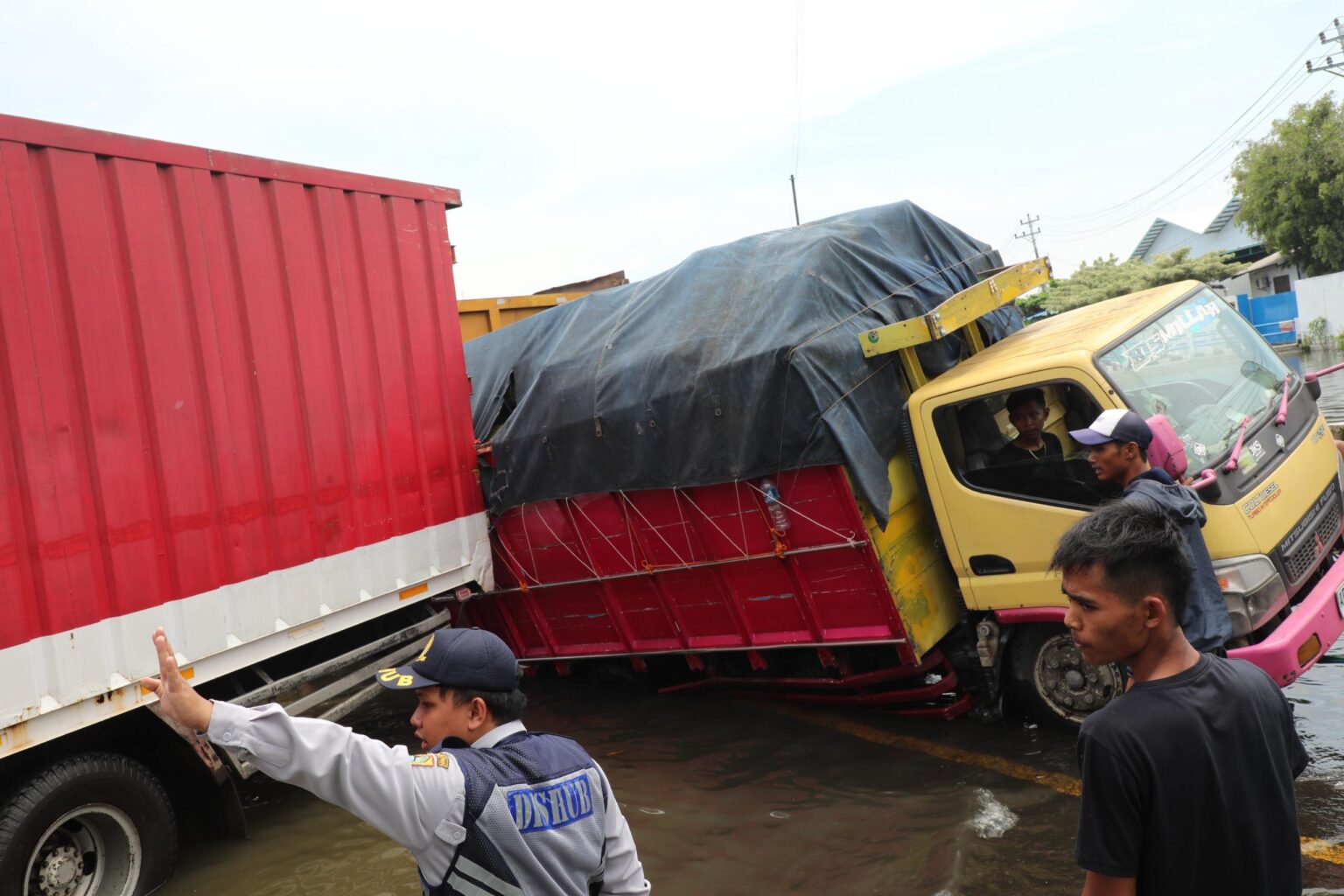 Dishub Jateng Terjunkan Petugas Bantu Evakuasi Truk dan Angkut Warga Terdampak Banjir di Kaligawe Semarang