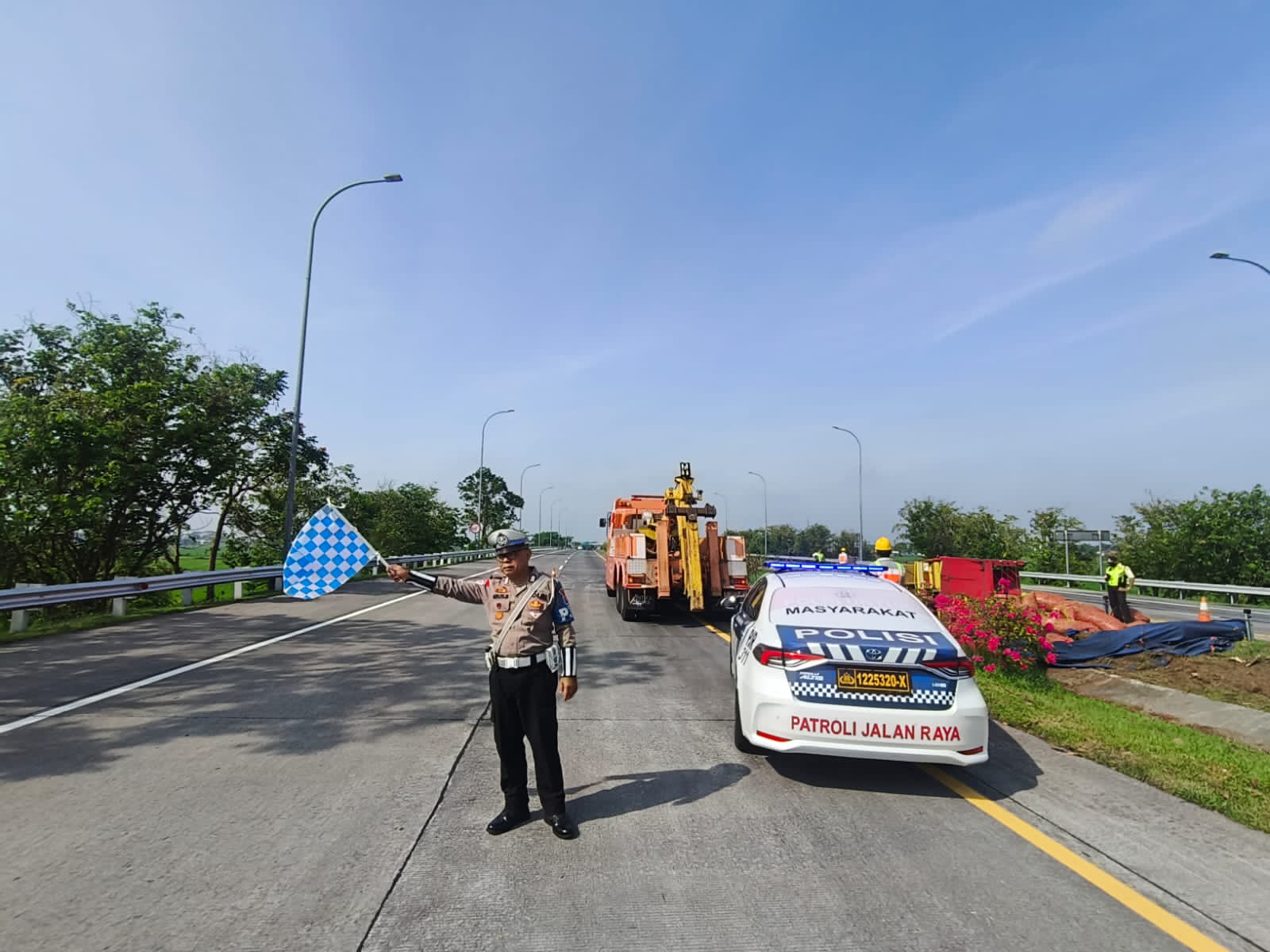 Truk Bermuatan Cabai Terguling di Tol Jombang–Mojokerto, Sopir Luka Ringan Diduga Mengantuk