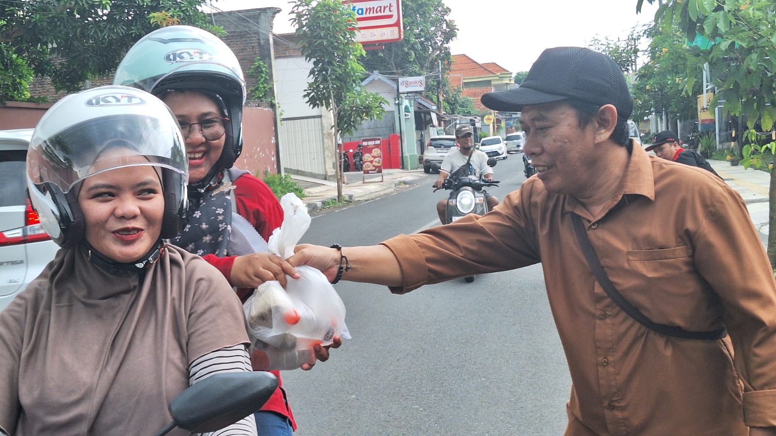 Hangatnya Jumat Berkah, PWI Mojokerto Bagikan Nasi Gratis untuk Warga dan Pengguna Jalan