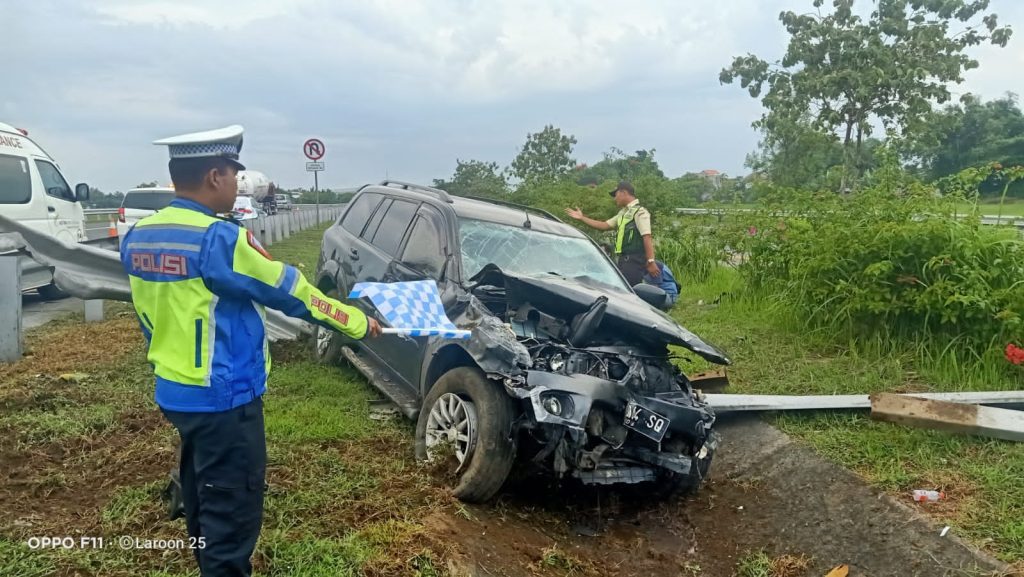 Pengemudi Pajero Ngantuk, Tabrak Pembatas Tol di KM 702 Jalur Jombang–Mojokerto