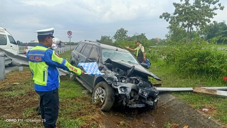 Pengemudi Pajero Ngantuk, Tabrak Pembatas Tol di KM 702 Jalur Jombang–Mojokerto