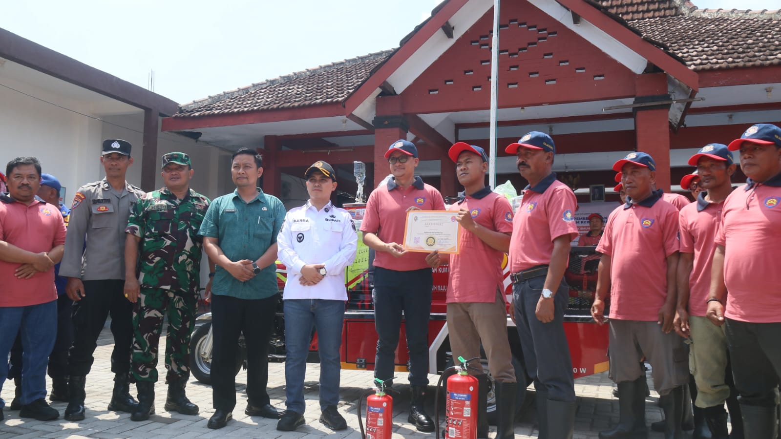 Cegah Kebakaran, Bupati Mojokerto Serahkan Bantuan Alat Pemadam dan Bentuk Relawan REDKAR di Kepuhanyar