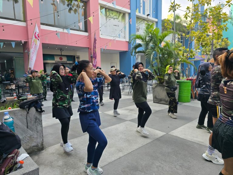 Semarak Hari Pahlawan, ARTOTEL TS Suites Surabaya dan Organisasi Veteran Gelar Fun Aerobic