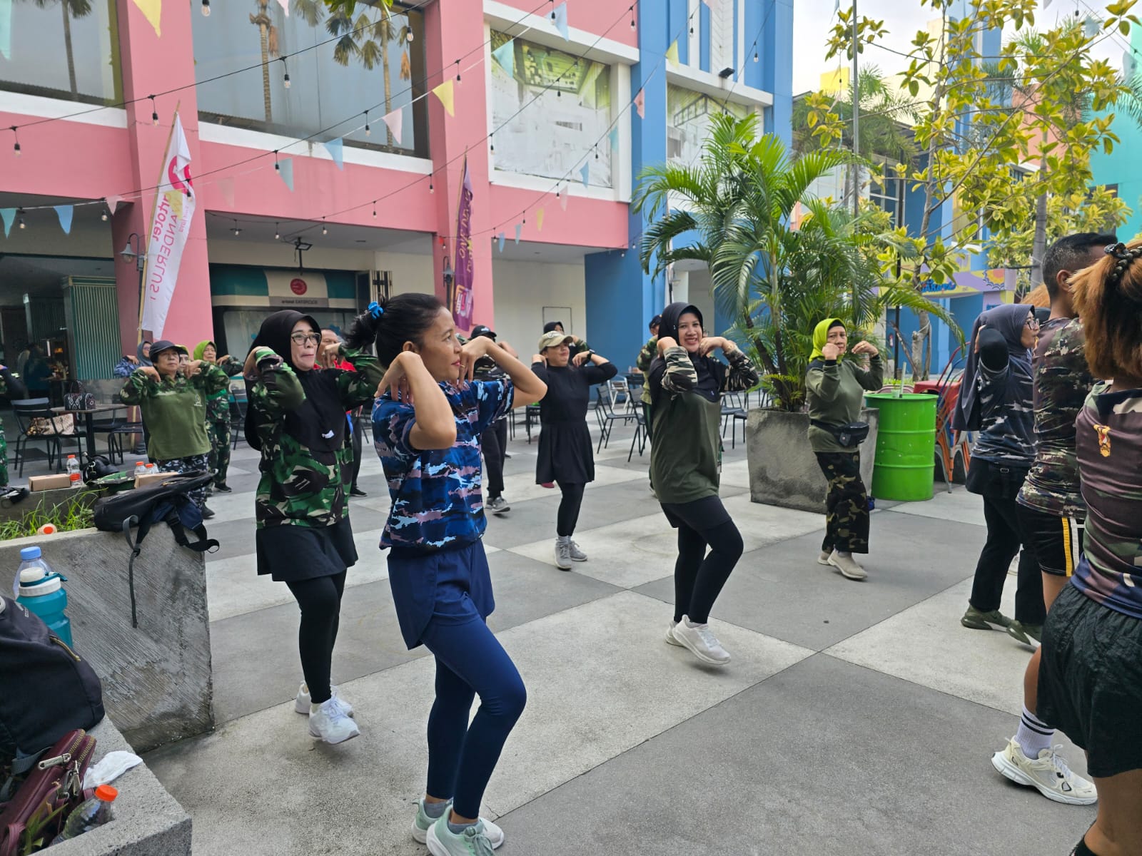Semarak Hari Pahlawan, ARTOTEL TS Suites Surabaya dan Organisasi Veteran Gelar Fun Aerobic